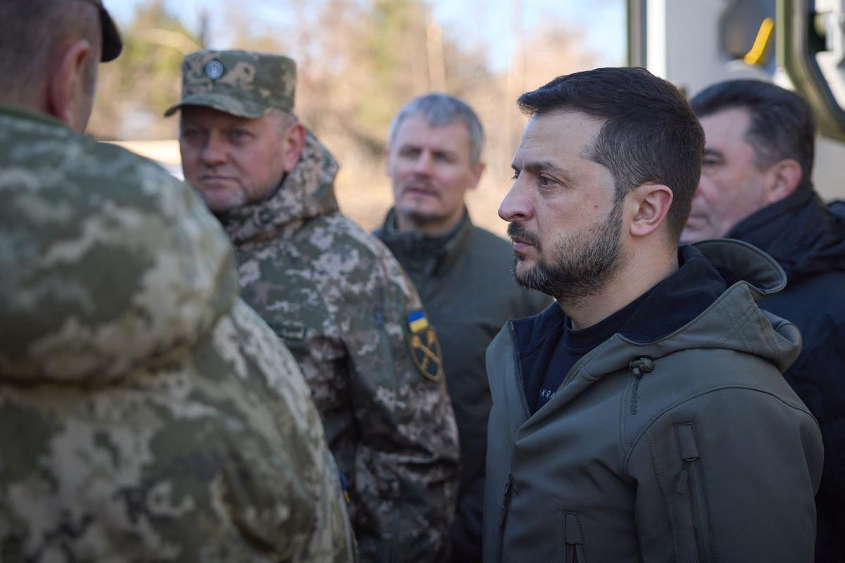 Согласно опросам, уровень доверия к Валерию Залужному (слева) — 92%, к Владимиру Зеленскому (справа) — 62% 