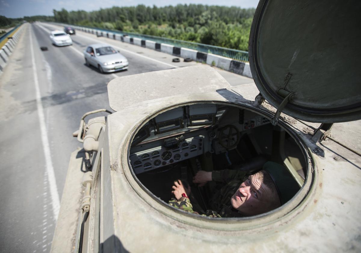 В начале лета у сепаратистов появилась бронетехника. Фото сделано в Луганской области 8 июня 2014 года