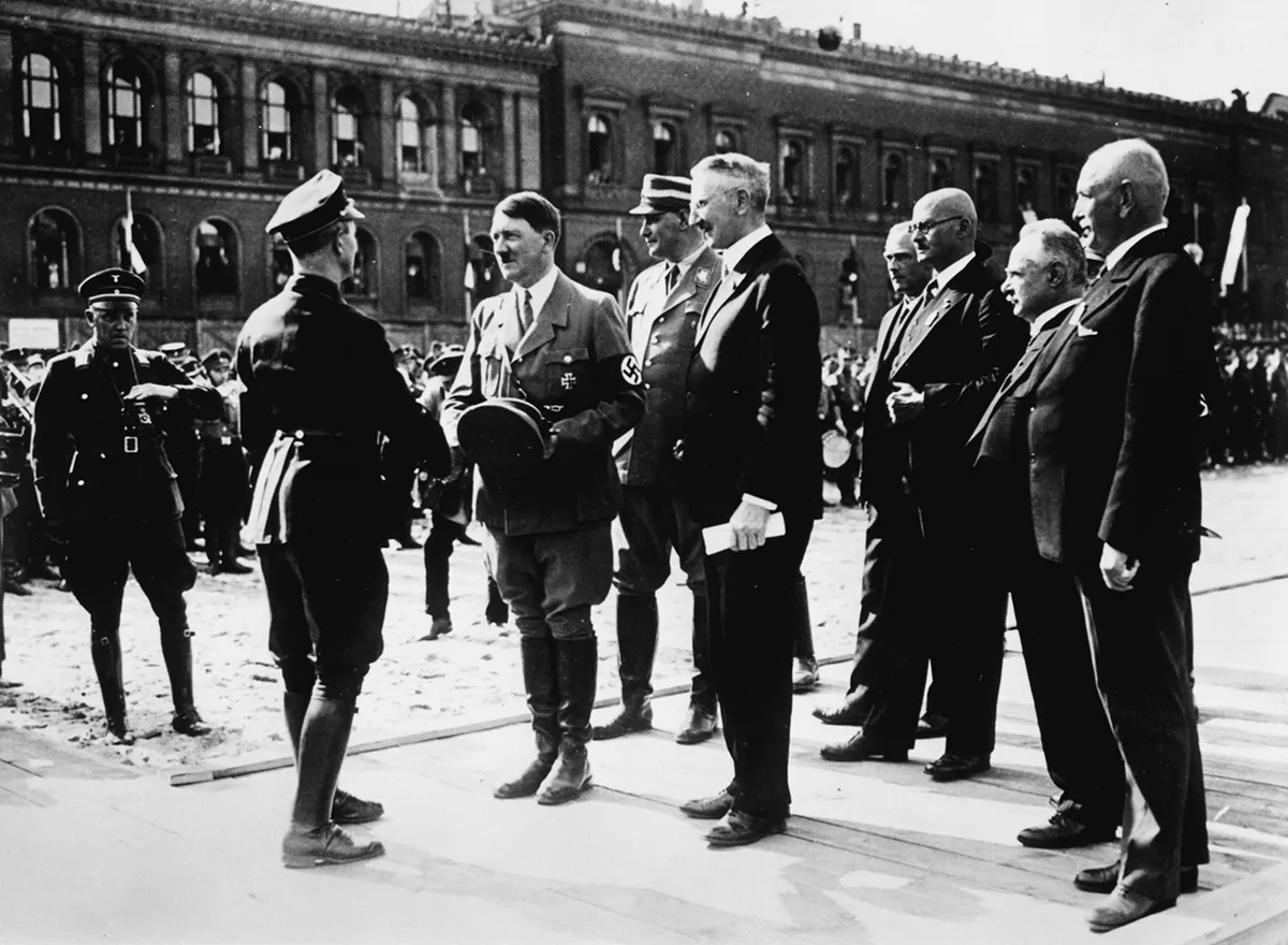 Гитлер слушал Ялмара Шахта (в центре), но в по-настоящему важных вопросах всегда был на стороне СС